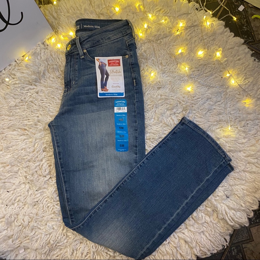 NEVER WORN‼️ Signature✨ by Levi Straight Leg Jeans